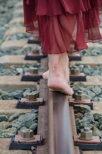 Γυμνά πόδια περπατώντας στις γραμμές του τρένου - Φωτογραφία, εικόνα