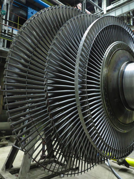 Gerador de energia turbina a vapor no processo de reparação, máquinas, tubulação
 - Foto, Imagem