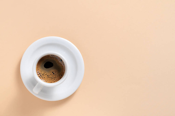 Taza con café en un platillo
 - Foto, imagen