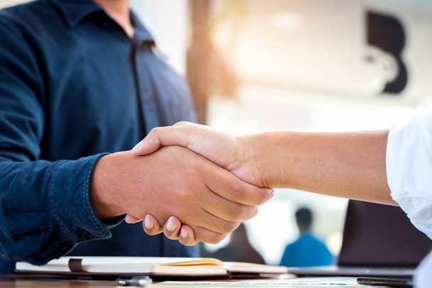 Empresarios dándose la mano durante una reunión. Negocios de acuerdo de apretón de manos corporativo
. - Foto, imagen