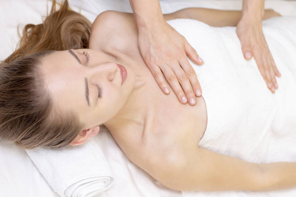 Massage und Körperpflege. Spa Körpermassage Frau Hände Behandlung. Frau mit Massage im Wellness-Salon für schöne Mädchen - Foto, Bild
