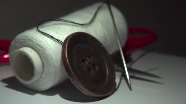 accesorios de costura de hilo agujas tijeras botones - Metraje, vídeo