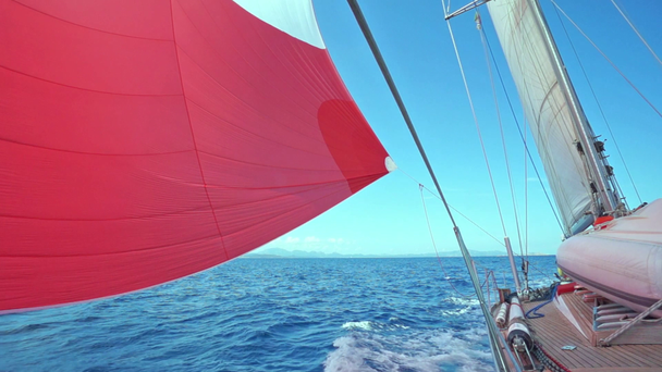 帆が風で吹く - 映像、動画