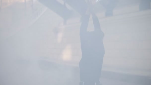 junge schlanke Afro-Frau im Nebel. Afroamerikanerin läuft mit Rauchgranate ins Freie - hält zwei Granaten schwarz und weiß in der Hand und läuft sorgenfrei davon. Seltener Anblick - Filmmaterial, Video