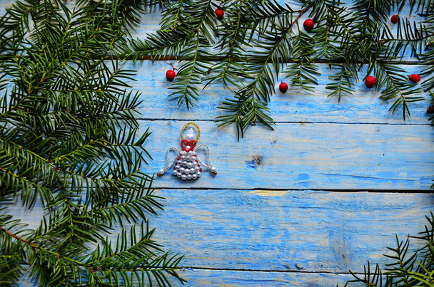 Mavi arka planda bir Noel meleği. - Fotoğraf, Görsel