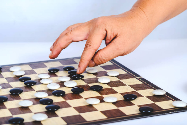 Επιτραπέζιο παιχνίδι Go και μαύρο και άσπρο οστά. Πηγαίνετε ή wei-Chi, ασιατικό bo - Φωτογραφία, εικόνα
