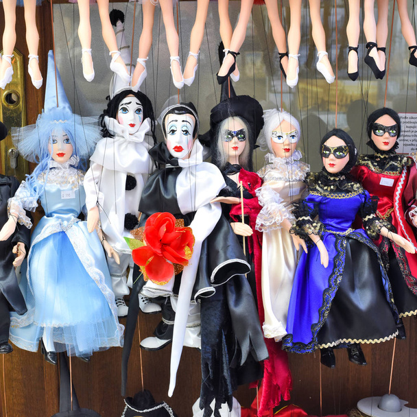 nukkeja venetsialaisissa karnevaalipuvuissa - Valokuva, kuva