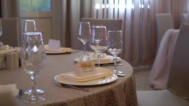 Glasses, plates, Cutlery and napkins. Decorated tables with flowers for the party. Wedding reception, birthday, anniversary. - Imágenes, Vídeo