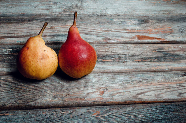 Tasty sweet and ripe pear on a vintage wooden table - Valokuva, kuva