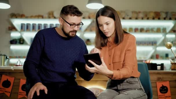 mujer muestra tableta a colegas en coworking cámara lenta
 - Imágenes, Vídeo