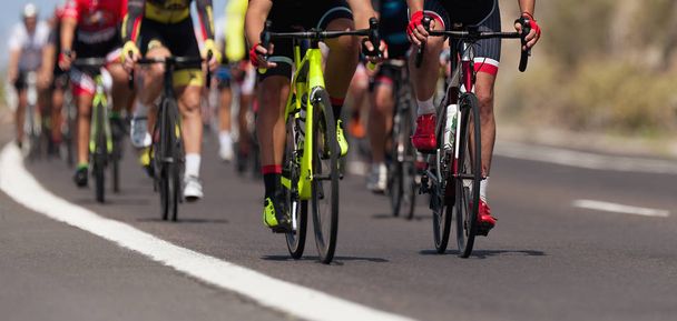 サイクリング競技、レースに乗るサイクリスト選手 - 写真・画像