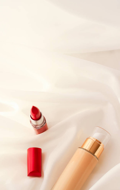 Bouteille de crème tonale beige fond de teint fluide maquillage et rouge l
 - Photo, image