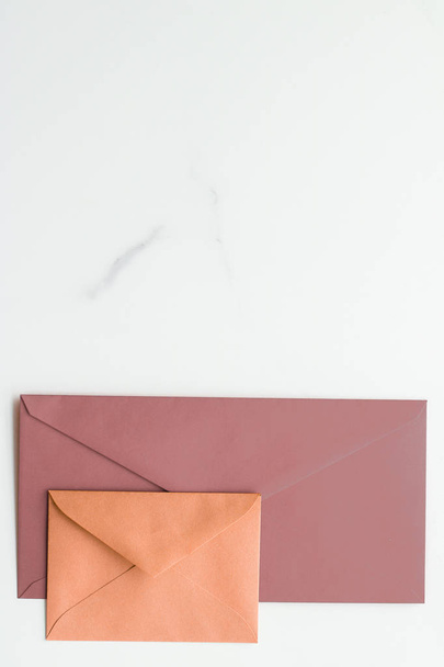 Enveloppes en papier vierges sur fond plat en marbre, courrier de vacances
 - Photo, image