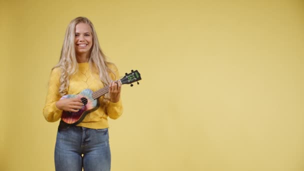 Ταλαντούχος Ξανθιά Γυναίκα Τραγουδώντας ενώ Παίζοντας το Ukulele - Πλάνα, βίντεο