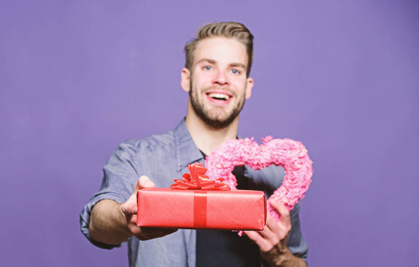 Man with decorative heart. Date. Valentines day party. Love and romance. Romantic greeting. Valentines day sales. unshaved man on purple background. happy man with present box. Happy birthday - Foto, immagini