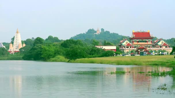 Buddhista templomok kínai stílusban és pagodák találhatók a tó közepén egy völgy - Felvétel, videó
