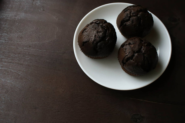 Chocolate cupcakes on a white plate - Valokuva, kuva