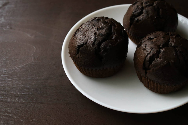 Chocolate cupcakes on a white plate - Zdjęcie, obraz