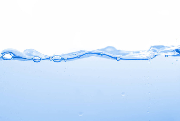 Νερό splash ή κύμα νερού με φυσαλίδες αέρα στο παρασκήνιο - Φωτογραφία, εικόνα