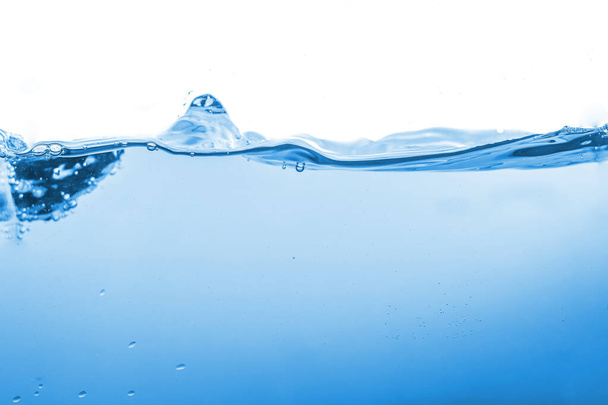 Сплеск води або хвиля води з бульбашками повітря на фоні
 - Фото, зображення