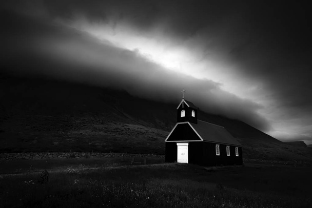 Igreja preta de madeira velha na Islândia
 - Foto, Imagem