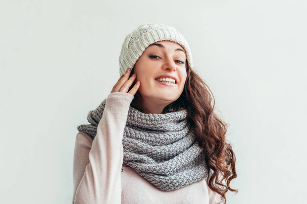 Nevető lány visel meleg ruhát kalap és sálat elszigetelt fehér háttér - Fotó, kép