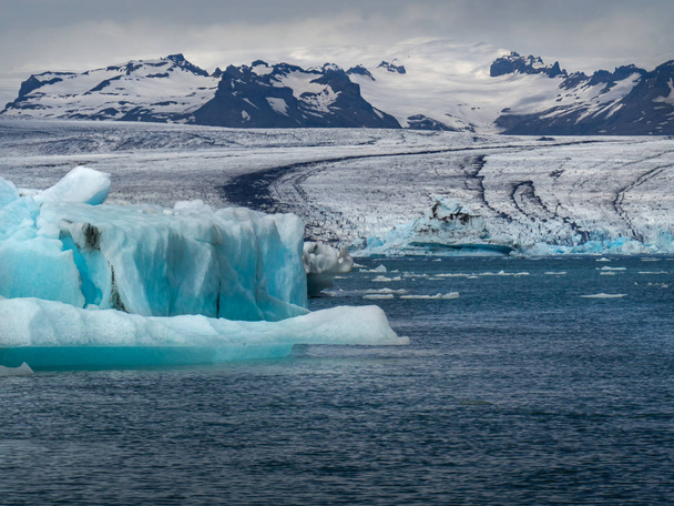 Roztapiające się góry lodowe w lagunie Jakulsarlon. Islandia - Zdjęcie, obraz