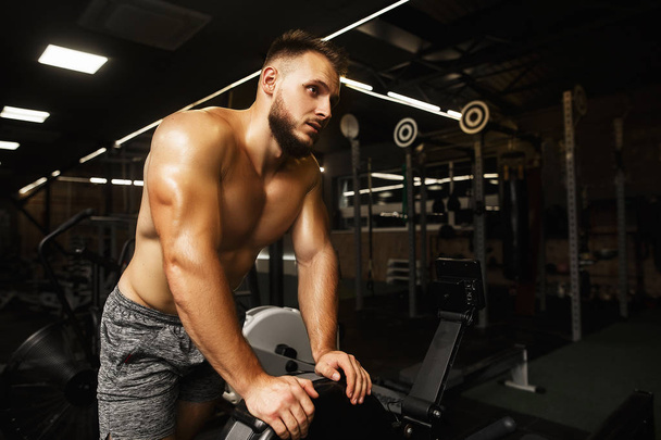 Πορτρέτο του όμορφος γυμνός με μυϊκή pesonal γυμναστής γυμναστήριο. Καλύτερος προπονητής γυμναστηρίου στον κόσμο. - Φωτογραφία, εικόνα
