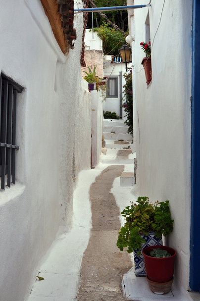 calle pintada de blanco y casas pequeñas
 - Foto, Imagen