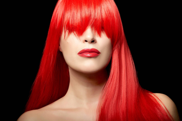 Model piękna z długimi, zdrowymi, czerwonymi włosami - Zdjęcie, obraz