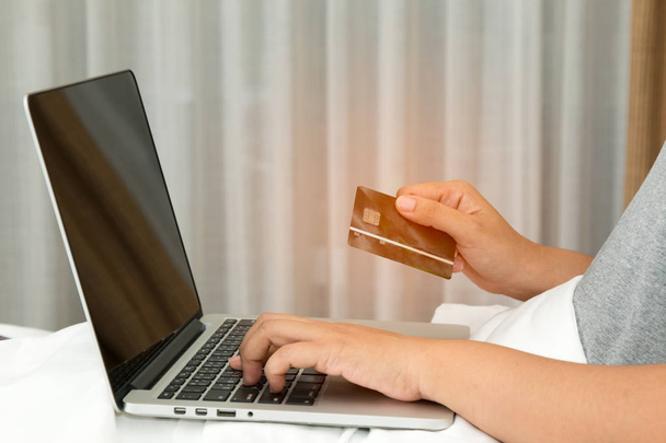 Online-Shopping-Konzept: Nahaufnahme von Suchmaschinen mit Laptop und Eingabe von Kreditnummer zur Bezahlung - Foto, Bild