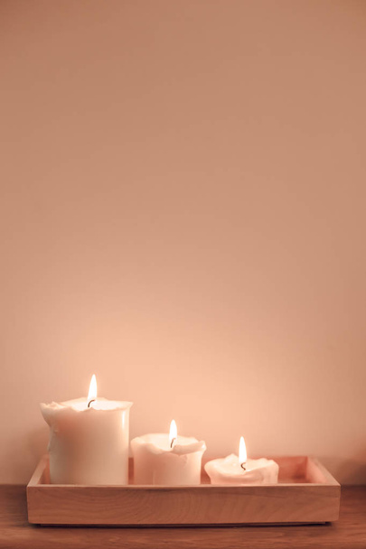 Bougies lumineuses dans une composition d'hygge minimale
 - Photo, image
