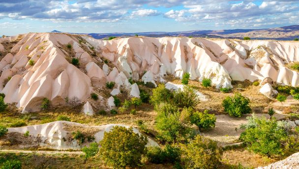 Horská krajina v Pigeon údolí v Cappadocia, Turecko. Neskutečné skalní útvary Kappadokie - Fotografie, Obrázek