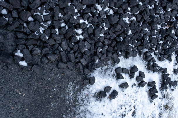 уголь коксующийся минерал черный фон курган снега нагрева белый
 - Фото, изображение
