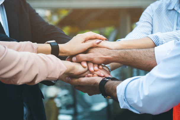 Close up zakenmensen verbinden handen ineen, Teamwork partnerconcept. - Foto, afbeelding
