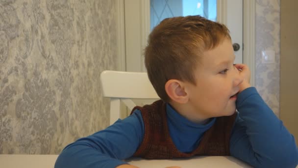 感情的にテーブルの上の少年の物語を語る - 映像、動画