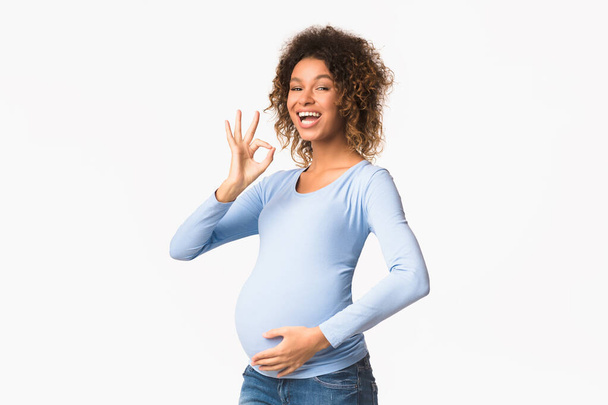 Aufgeregte Afro-Schwangere zeigt Ok-Geste - Foto, Bild