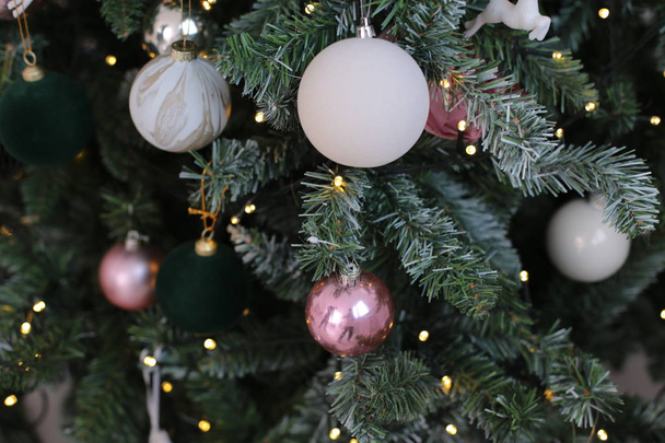 Новогодняя елка украшена блестящей игрушкой
 - Фото, изображение