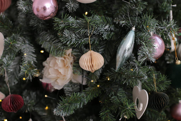 Χριστουγεννιάτικη διακόσμηση λαμπερό παιχνίδι διακοσμεί το δέντρο της Πρωτοχρονιάς - Φωτογραφία, εικόνα