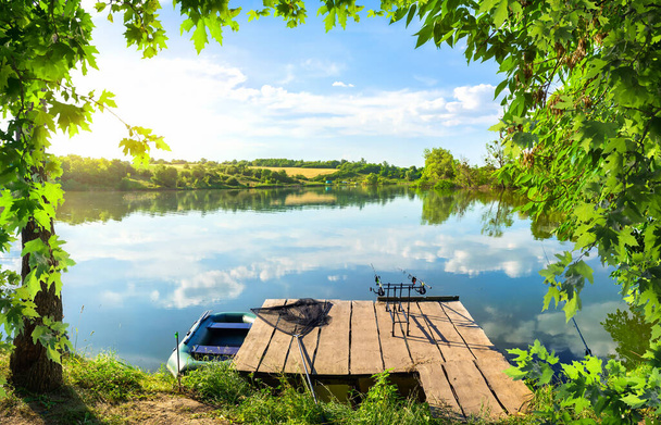 Píer e lagoa de madeira
 - Foto, Imagem