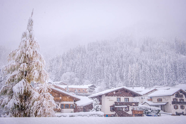 Winterlandschaft in der Stadt Neustift im Stubaital in Österreich. Tiroler Haus inmitten von dichtem Schnee und Tannenbäumen - Foto, Bild