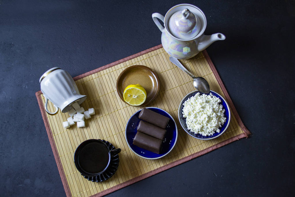 colazione del mattino tè con ricotta e dolci su una tavola da portata, vista dall'alto
 - Foto, immagini