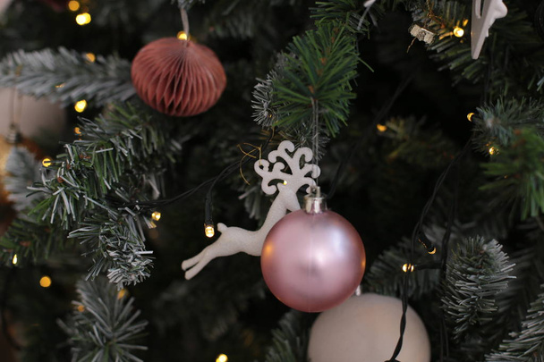 Χριστουγεννιάτικη διακόσμηση λαμπερό παιχνίδι διακοσμεί το δέντρο της Πρωτοχρονιάς - Φωτογραφία, εικόνα