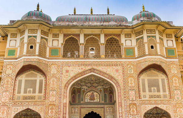 Die geschmückte Fassade des Ganesh-Pol-Gebäudes am Amer-Fort in  - Foto, Bild