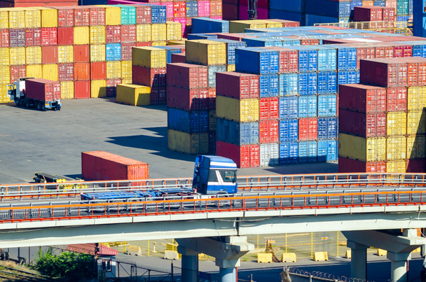 Skládané nákladní kontejnery ve skladovacích prostorách nákladního námořního přístavu - Fotografie, Obrázek