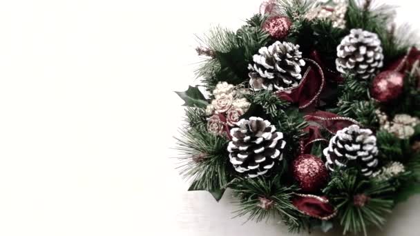 Karácsonyi újévi elrendezés fenyőtoboz csillámló labda hó - Felvétel, videó