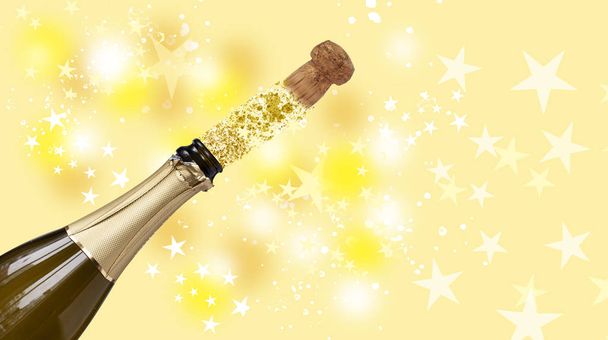 Kurk die uit de fles komt met mousserende wijn op een feestje op een gele bokeh achtergrond met sterren en glitter. Nieuwjaarsavond concept met kopieerruimte. - Foto, afbeelding