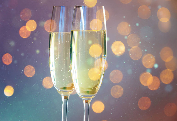Щасливі новорічні келихи шампанського
 - Фото, зображення
