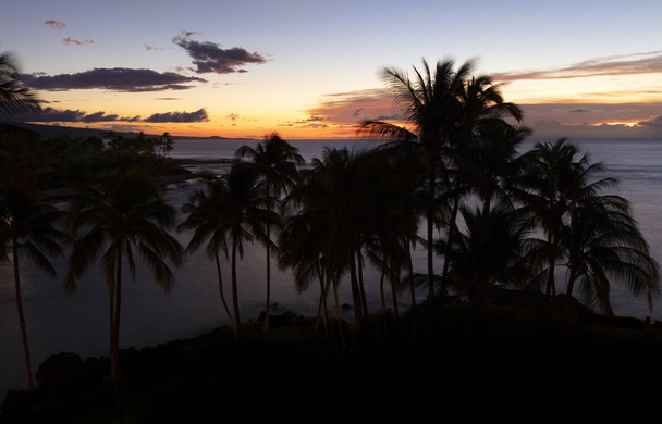 Oceano tropicale con tramonto in dissolvenza
  - Foto, immagini