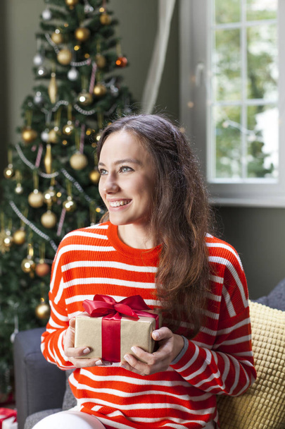 Young woman holding gift box  - Foto, Imagem